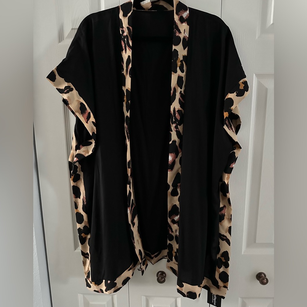 Black & animal print coverup/robe